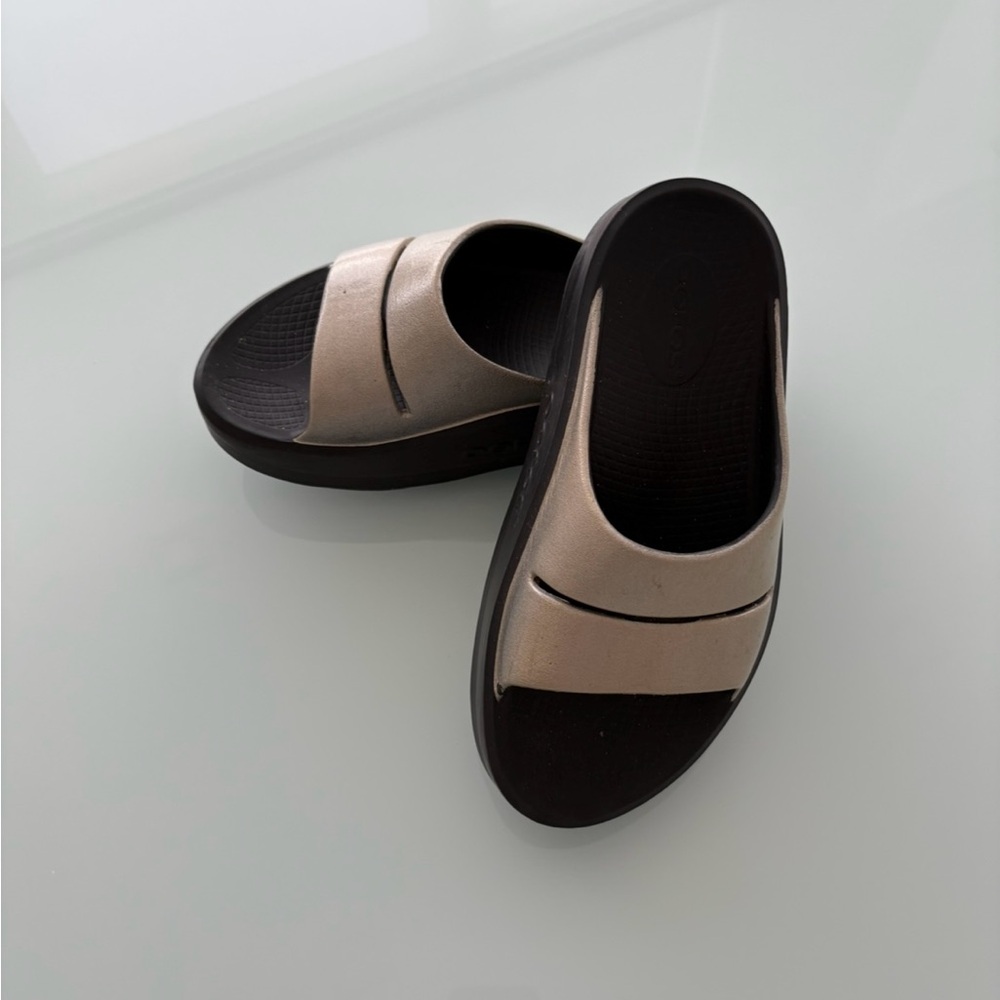 OOFOS Women's OOahh Luxe Slide Sandal Atlantis Iridescent Latte US 6 Eu 37 NEW - Picture 4 of 6